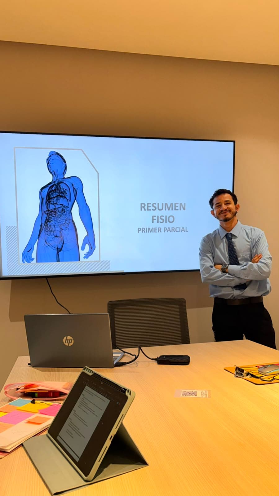 Asesor de GALEA junto a la pantalla del resumen de Fisiología del primer parcial, en la sala donde se graban las clases